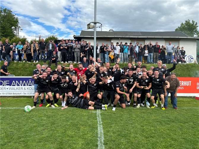 Riesenjubel beim VfB Linz: Meister der Bezirksliga Ost und Aufsteiger in die Rheinlandliga. Fotos: Max Jäger