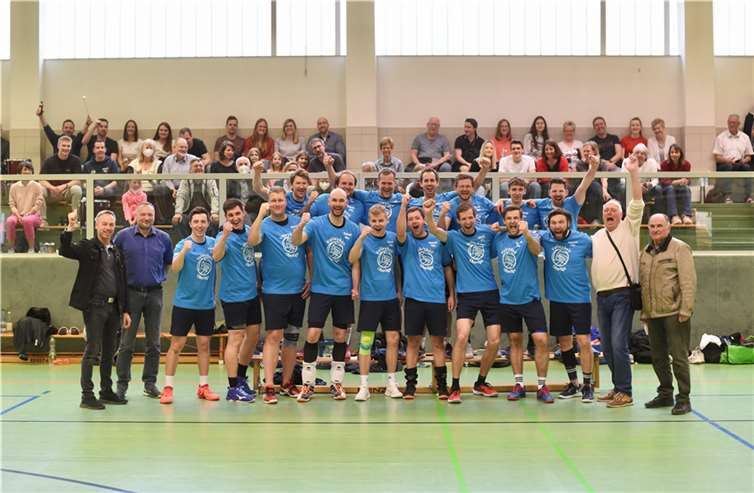 Riesenjubel nach dem Gewinn der Meisterschaft. Bürgermeister Michael Merz (l.), Björn Sauer (2. v.l.) (Präsident Volleyball-Verband Rheinland); Heinz-Hermann Fischer, (2.v.r.) (1. Vorsitzender SC Ransbach-Baumbach), 2. Beigeordneter Berthold Steudter (r.). Foto: ANDREAS HERGENHAHN