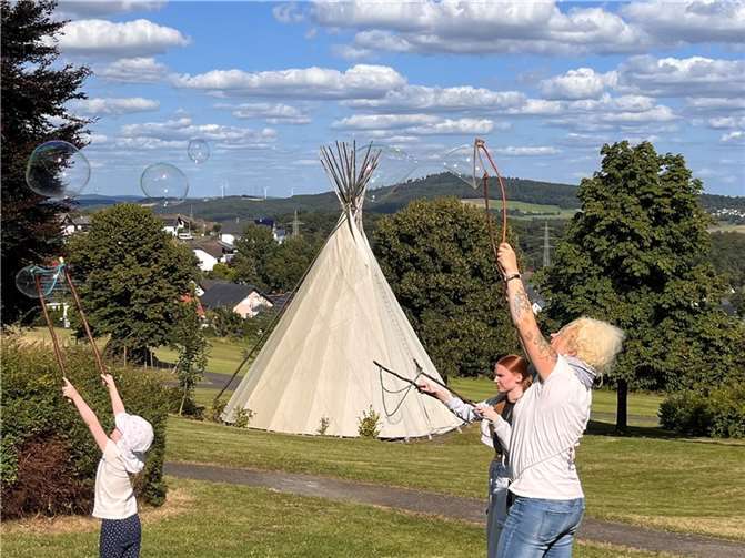 Riesenseifenblasen erfreuten beim Sommerfest Groß und Klein. Foto: Heidi Perpeet