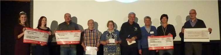 Riesig war die Spendenbereitschaft in Lehmen, wo zur Überraschung von Reiner Meutsch und Hans Peter Röhrig gleich mehrere Vereine und Institutionen hohe Schecks überreichten. privat