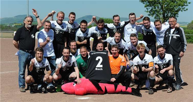 Riesige Freude bei der Mannschaft mit Trainern und Betreuern. ZAG