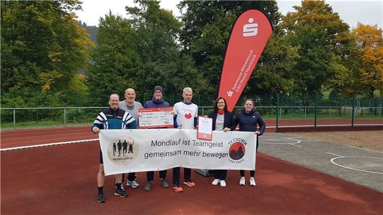 Riesige Freude bei der Preisübergabe anlässlich des vom TV Cochem Lauftreff durchgeführten Sportabzeichen-Aktionstags in Cochem. Von links: Wolfram Winter, Alfred Pitsch, Markus Dax, Peter Raueiser, Bettina Pellio, Sparkasse Mittelmosel, und Lisa Loosen. Foto: Sparkasse Mittelmosel - Eifel Mosel Hunsrück