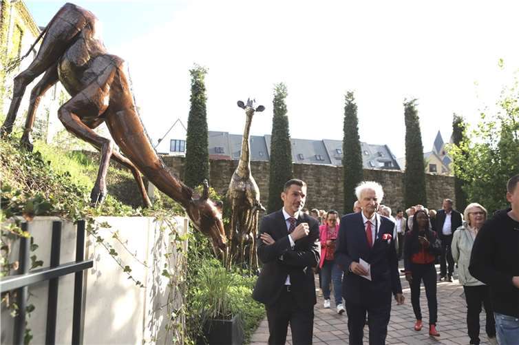Riesige Giraffen kann man im Außenbereich entdecken.