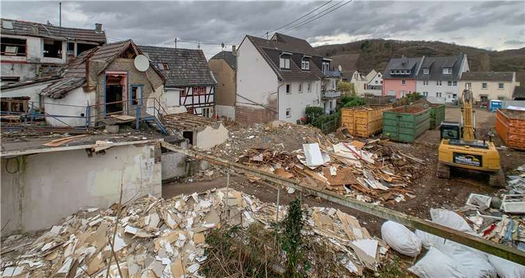 Riesige Schuttberge müssen abgeräumt werden, die sich nach der Abriss der hinteren Nebengebäude auf dem Grundstück auftürmen. Foto: DL