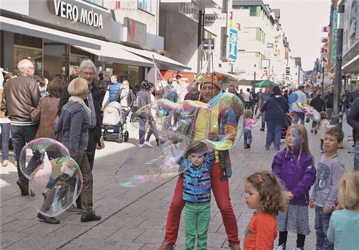 Riesige Seifenblasen auf der Löhrstraße und die Kids hatten ihren Spaß dabei.