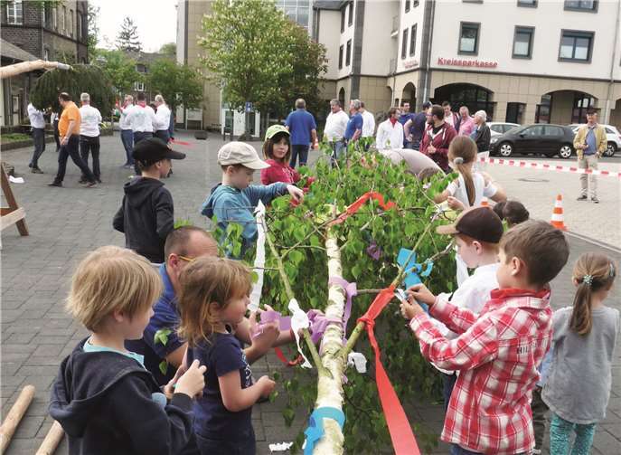 Riesigen Spaß hatten die Jungen und Mädchen beim Schmücken „ihres“ Maibaums.