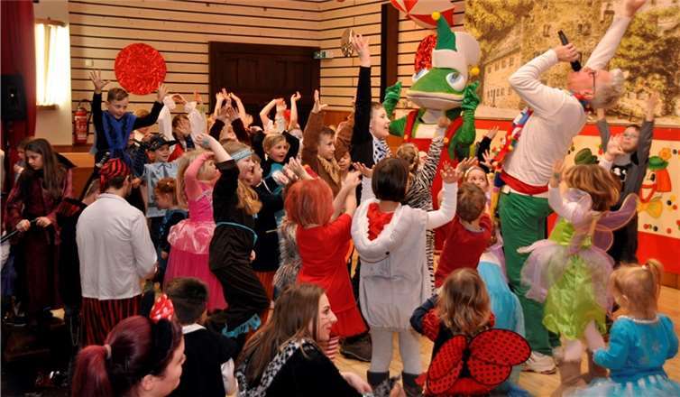 Riesigen Spaß hatten die jecken Pänz aus Essig und Odendorf beim Auftritt von „Jecko“, dem Maskottchen aus dem Kölner Karneval.privat