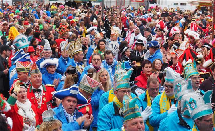 Riesiger Andrang herrschte auf dem Münzplatz, wo Tausende gespannt auf die Vorstellung der neuen Tollitäten warteten.