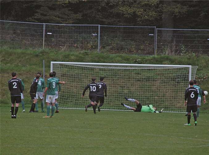 Riesiges Glück hatten die Gäste bei diesem Freistoß der nur ganz knapp sein Ziel verfehlte.