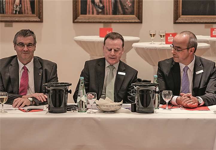 Riesling-Liebhaber Landrat Dr. Alexander Saftig (l.) freute sich schmunzelnd auf seine Aufgabe.EP