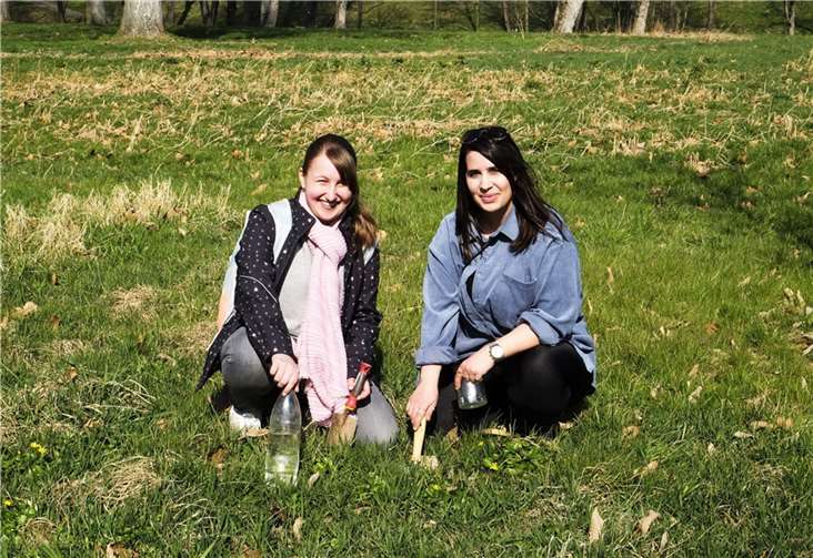 Rina Sophie Mehta und Mine Yilmazer platzieren die Käferfallen im Schlosspark. Werden sie dort mehr Insekten zählen, wo seltener gemäht wird? Foto: Stadt Neuwied
