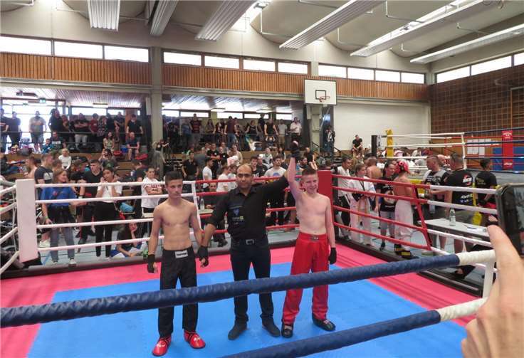 Ringrichter erklärt den Sieger.Fotos: privat