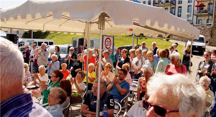 Ringsum den Töpferplatz und direkt vor der Kücheverfolgten die Gäste gespannt das Kochduell.