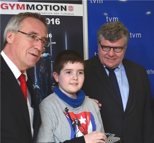 Ringtennissportler Florian Becker war der Jüngste der von Günter Kern (links) und Michael Mahlert geehrt wurde.