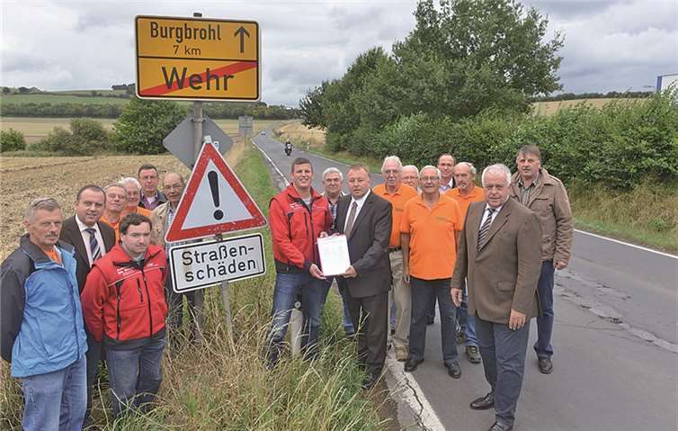 Risse und Schlaglöcher an der L 82: Alexander Durben (Mitte v. l.) und Berthold Doll überreichten Dr. Jürgen Pföhler und Johannes Bell (2. v. l.) die Liste mit 900 Unterschriften von Bürgern, die eine schnelle Sanierung der Fahrbahn am Ortsausgang von Wehr fordern. privat