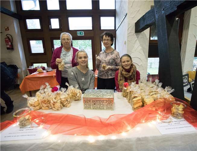 Rita Brodeßer, Pia Brodeßer, Luzia Außerhofer und Lea Rosenbaum (v.l.) boten duftende, frische Plätzchen an.