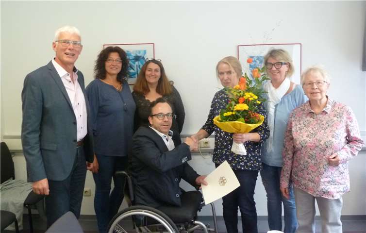 Rita Dahlke im Kreise der Gratulanten. Foto: Georg Heimermann