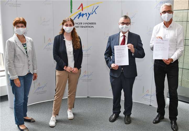 Rita Emde, Selina Weimer (beide WFG), Landrat Dr. Alexander Saftig und WFG-Geschäftsführer Henning Schröder (von links) freuen sich über die Förderzusagen. Foto: Kreisverwaltung Mayen-Koblenz