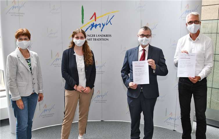 Rita Emde, Selina Weimer (beide WFG), Landrat Dr. Alexander Saftig und WFG-Geschäftsführer Henning Schröder (von links) freuen sich über die Förderzusagen.Foto: Kreis MYK