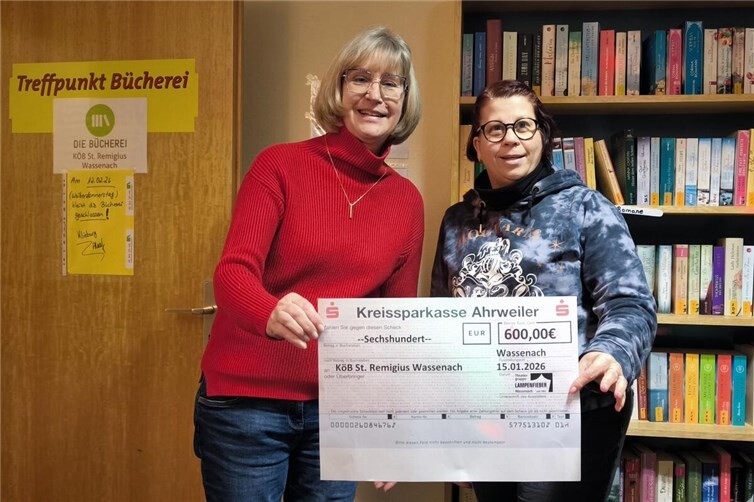 Rita Friedrich (l.) und Rebekka Heinze (r.) bei der Spendenübergabe in der Wassenacher Bücherei