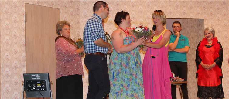 Rita Friedrich überreicht Anna Keiman-Winterer und ihrem Mann einen Obolus zur Prinzensession.Fotos: WER