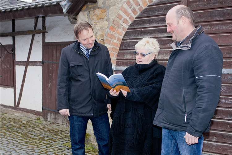 Rita Göbler stellt ihr Buch dem Ortsbürgermeister Thomas Kreten und dem Stadtbürgermeister Thomas Vis vor.WT