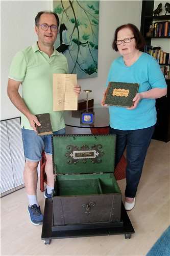 Rita Haupricht bei der Übergabe der Truhe ihres Urgroßvaters an Stadtarchivar Bernd Geil Foto: Arnd Werther