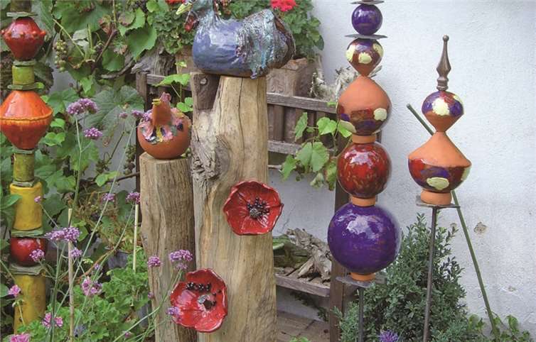 Rita Heinrichs kreativ gestalteter Garten bietet Raum für Kunst aus Ton, Kupfer und Acryl. privat