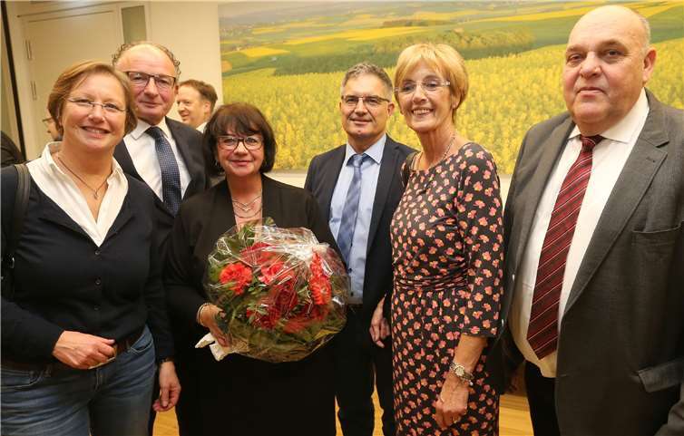Rita Hirsch (3.v.l.) erhielt für ihre Verdienste in der kommunalen Politik den großen Wappenteller des Landkreises Mayen-Koblenz.privat