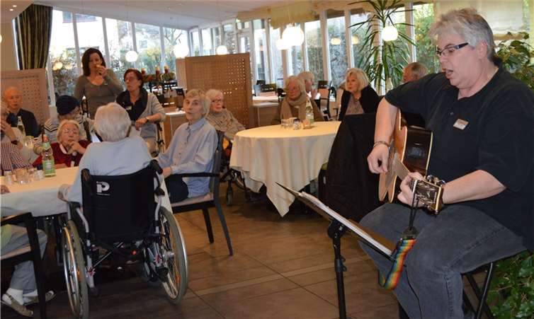 Rita Jany begeistert mit kölsche Leedsche und Geschichten zum bevorstehenden Weihnachtsfest.