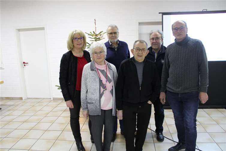 Rita Kaiser, Gertrud Cläsgens, Wolfgang Freier, Pfarrer i. R. Michael Schaefer, Alfons Ginster und Peter Kaiser v.l.  Foto: Andreas Luce