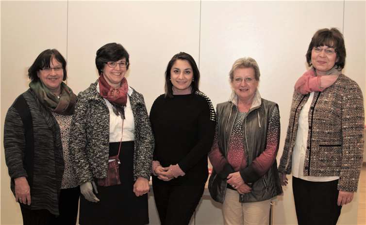 Rita Krupp (2. v.li.), Vorsitzende kfd Frauen, Zemfira Dlovani (3. v.li.), stellv.ertretende Vorsitzende des Zentralrats der Eziden und Frauen des kfd Vorstandes. G. Schuch