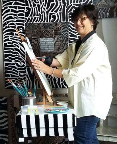 Rita Krupp beim Malen mit "rechts". Privat