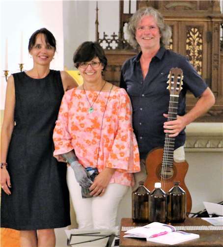 Rita Krupp mit dem Acoustic–Duo Annette Bersch (Gesang) und Ulli Herschbach (Gitarre).Foto: Georg Schuch