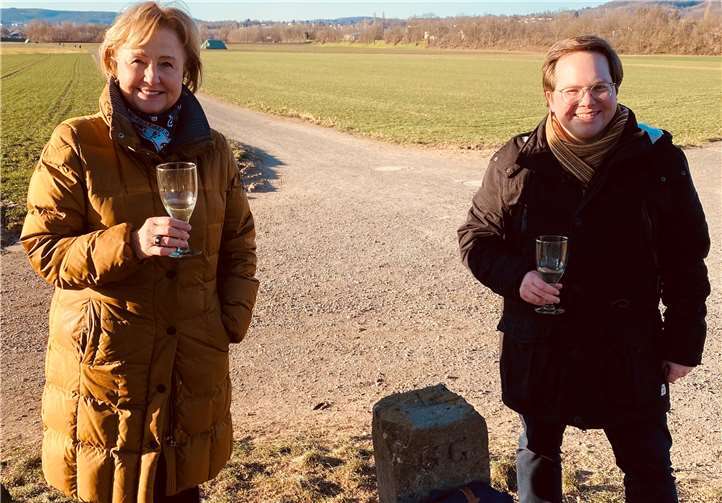 Rita Lanius-Heck (l.) ist zu Gast und begleitet CDU-Landtagskandidat Pascal Badziong (r.) zum „Wein-Walk“. 