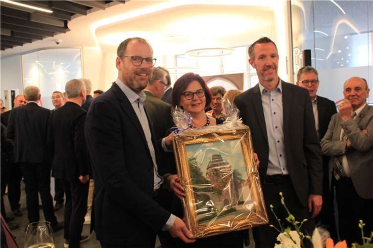 Rita Laufer, Vize-Hutenmeisterin der Oberhut, übergab Thomas Theisen (links) und Christian van de Loo ein Bild des Obertores.