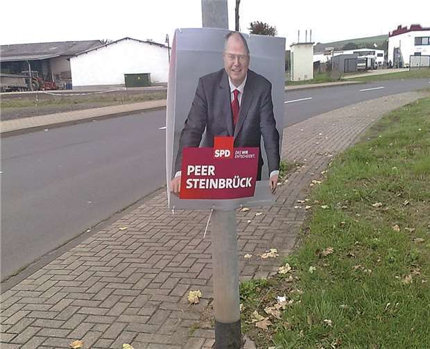 Rita Sauerborn aus Kerben hat in Polch in der „August-Horch-Straße“, als sie mit dem Auto unterwegs war, noch dieses Plakat von Peer Steinbrück entdeckt und uns am Mittwochmorgen zugesandt.