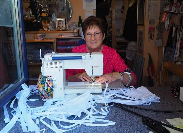 Rita Weisser-Schäfer an der Nähmaschine. Foto: privat