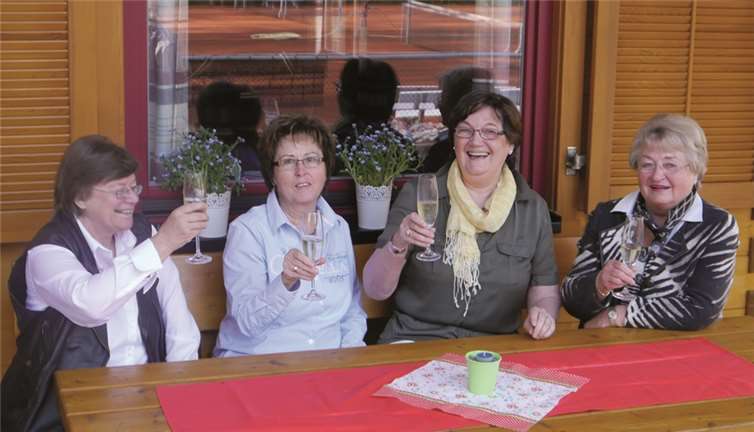 Rita Wildermann, Marliese Mertgen, Ute Neitzert und Nanni Hoffmann stoßen auf den Geburtstag an.privat