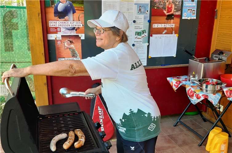 Rita Wildermann, der gute Geist des TC Steimel, versorgte die hungrigen Tennisplayer mit leckeren Sachen vom Grill.