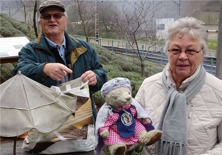 Rita und Hans-Georg Schmidt mit dem Razejungemaskottchen Lolly. Foto: privat