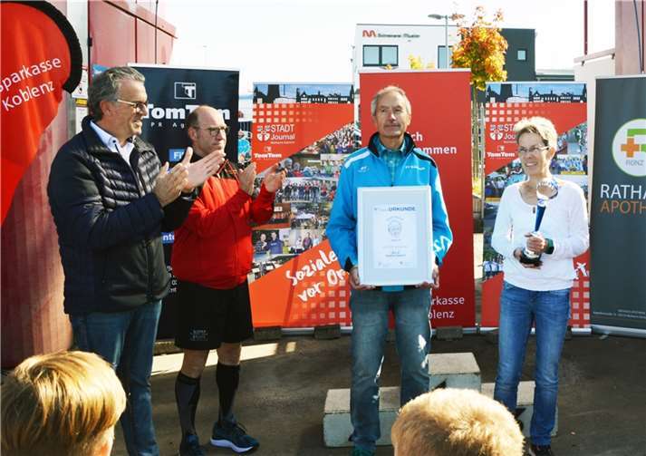 Ein wahres Familienfest Rita und Manfred Seebert erhielten aus den Händen des Stadtbürgermeister Gerd Harner (li.) den Josef-Koch-Preis für ihr herausragendes, ehrenamtliches Engagement im TV Kärlich. Quelle: TomTom PR Agentur