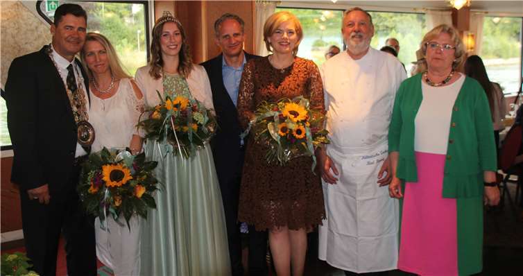 Ritter Christian Zock mit Ehefrau Beate, Brunnenkönigin Elena I., Eheleute Klöckner, Gastwirt und Kulinarische-Woche-Koordinator Werner Pommer und Stadtbürgermeisterin Gabriele Hermann-Lersch (v.l.). Foto: KMI