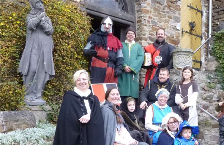 Ritter Holger von Alken mit den Recken und Kaufleuten der „Legatio ex Colonia Agrippinensis“ mit Damen und Gesinde.