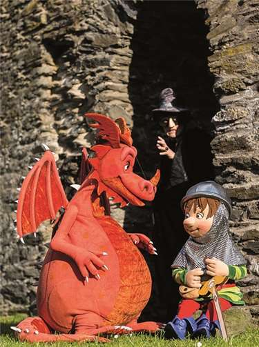 Ritter Roland und sein Vetter, der Knappe Vincelot machen sich mit dem Zauberschwert Jaber auf den Weg zur Höhle des roten Drachen und des bösen Fürsten Finster. Doch der Drache ist so ganz anders alles was sie erwartet haben.Privat