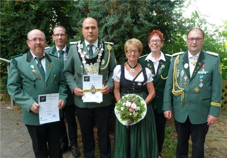 Ritter Ulrich Grett, Schießmeister Frank König, Bezirkskönig Christoph Nolden, Bundeskönigin Dorothea Leßnich, stellvertretende Bundesmeisterin Gertrud Otto und Bundesmeister Alfred Degen.privat