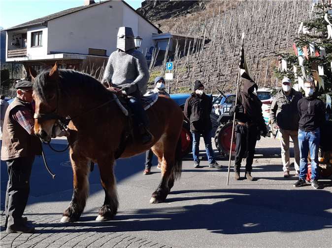 Ritter m. Gefolgsmann von der Burg und dem Vorstand der Heimatfreunde Alken e.V. Fotos: privat