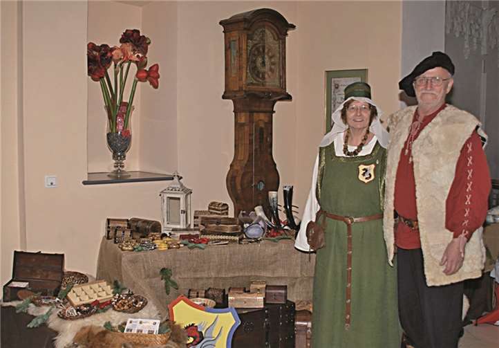 Ritter und edle Frauen von „Draconis-Medard“ aus Bendorf waren mit ausgefallenen Artikeln im Schloss.
