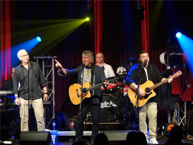 Ritterschlag zum Jubiläum: Bläck Fööss-Legende „Bömmel“ Lückerath musizierte mit „Jeckediz“. Foto: DU