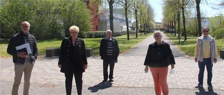 Rm Fritz Naumann (l.), Fraktionsvorsitzende Marion Lipinski-Naumann (2. v. l.), Ortsvereinsvorsitzende Ursula Hühnerfeld (2. v. r.) und weitere Vertreter des Ortsvereins Rauental informierten sich vor Ort.Foto: SPD